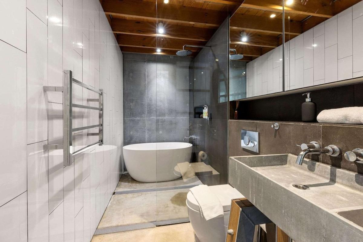Modern & Stylish 3br In Redfern *