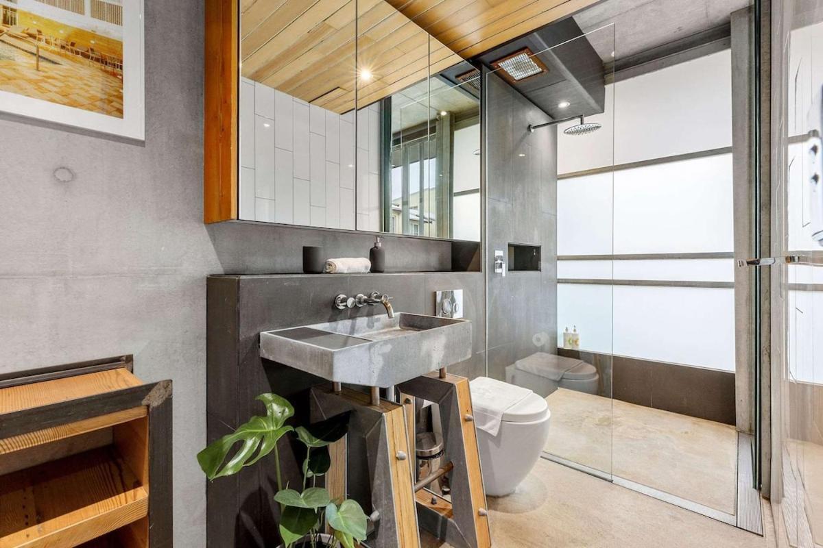 Modern & Stylish 3br In Redfern *