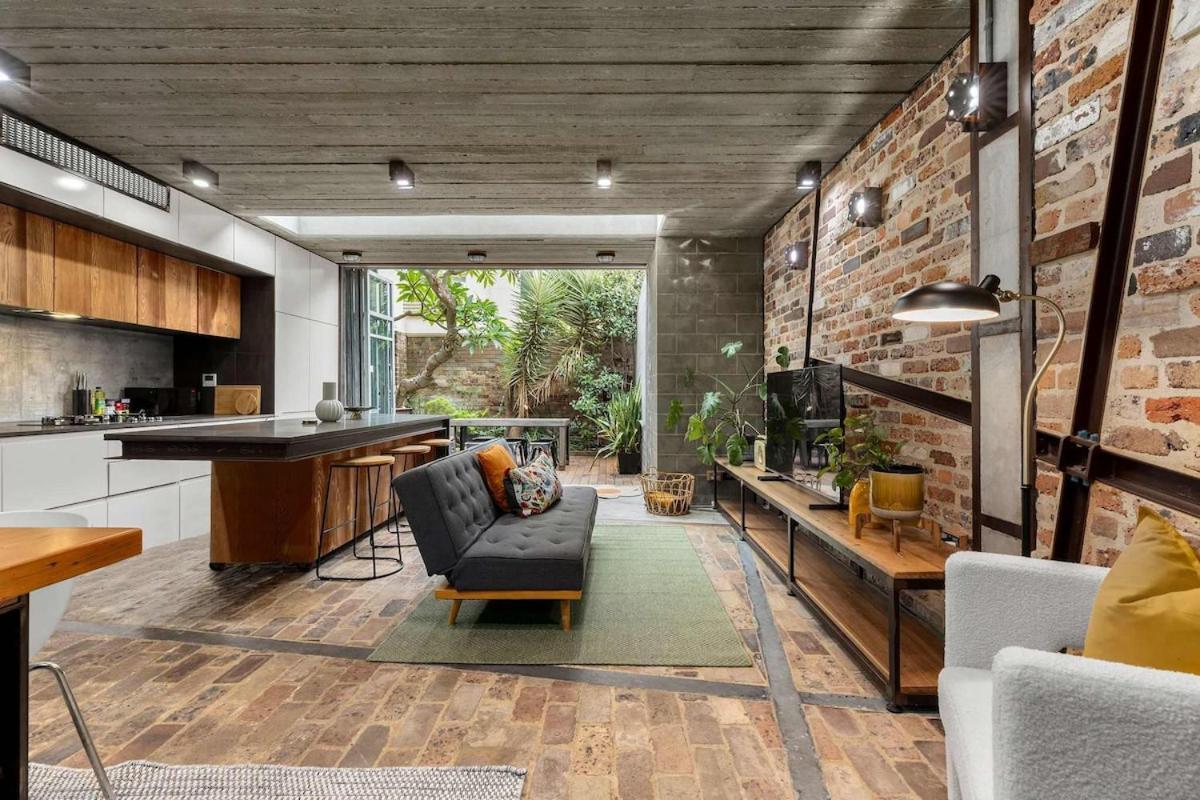 Modern & Stylish 3br In Redfern * Sydney